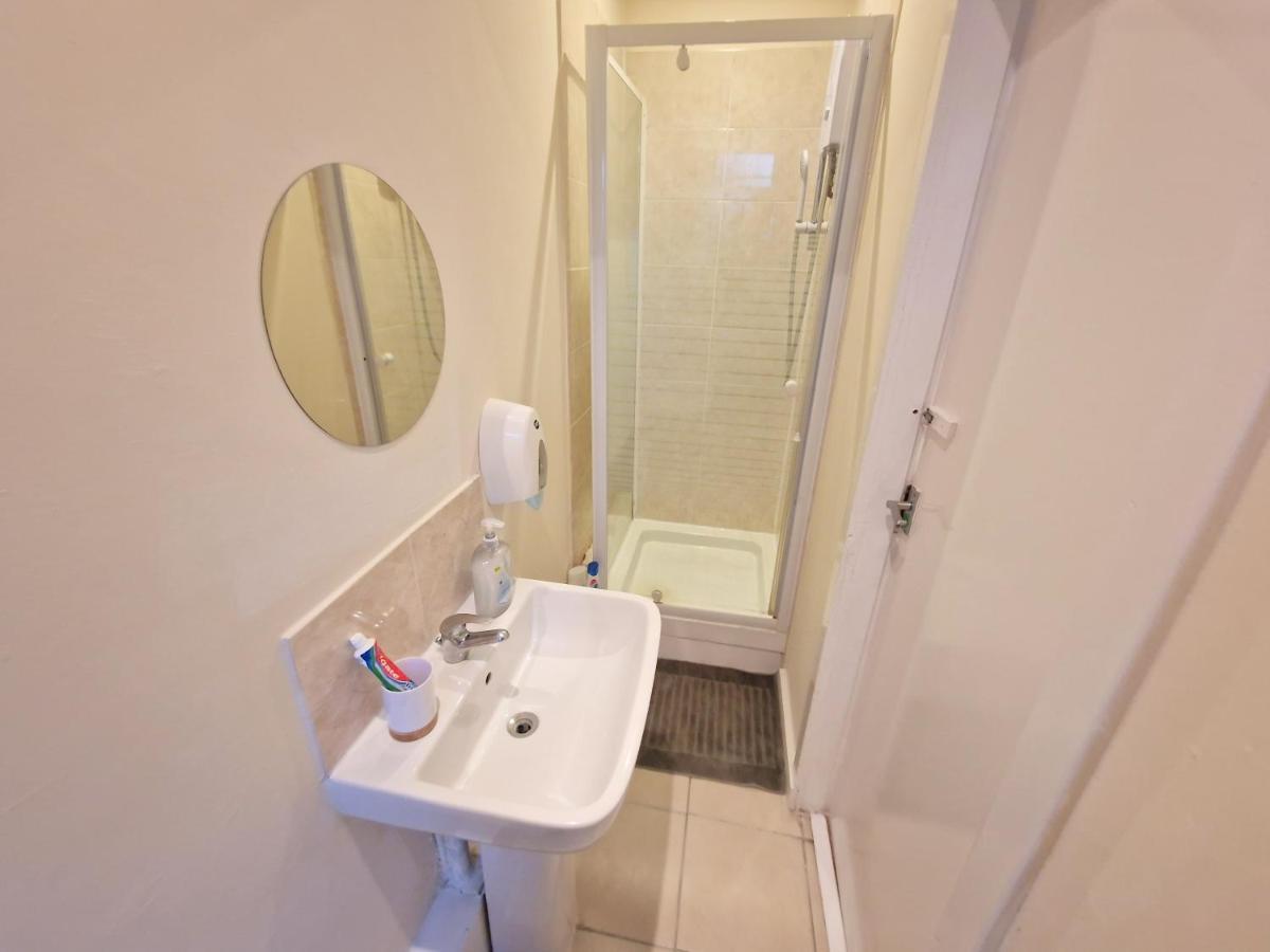 Super Studio With Two Bedrooms - Five Minutes From The Station! London Ngoại thất bức ảnh